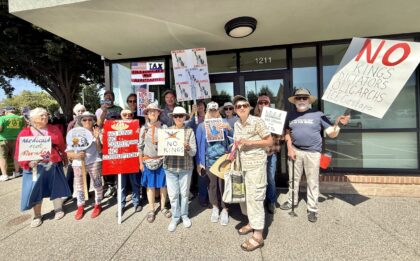 RVUUF protesters and their signs